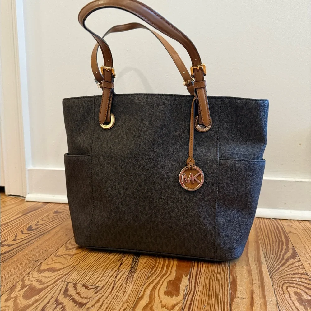 Michael Kors Jet Set Large Travel Shoulder Signature Tote in Acorn, Tan and Gold